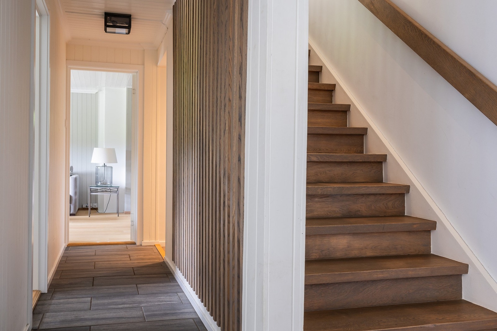 Trapp fra entré opp til kjøkken/spisestue. Galleribilde