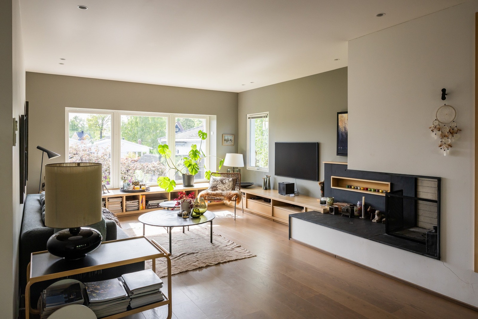 Stor og moderne peis Galleribilde