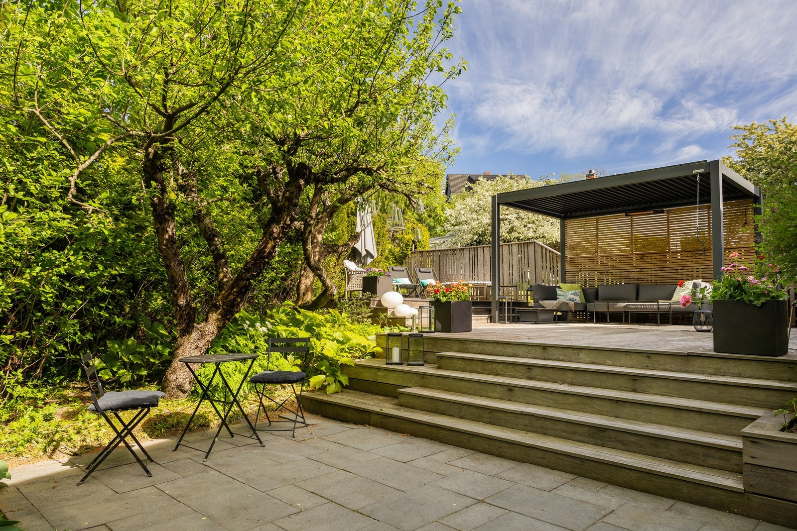 Frodig bakhage blant annet med epletre Galleribilde