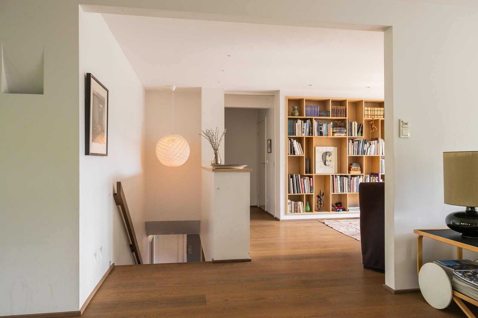 Trapp ned til entré i underetasjen. Galleribilde