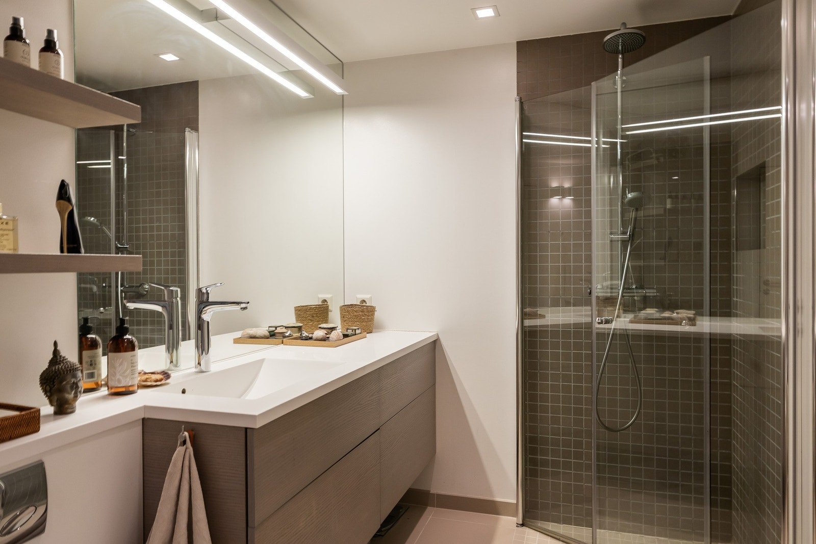 Hovedbad med flislagt dusj. Galleribilde