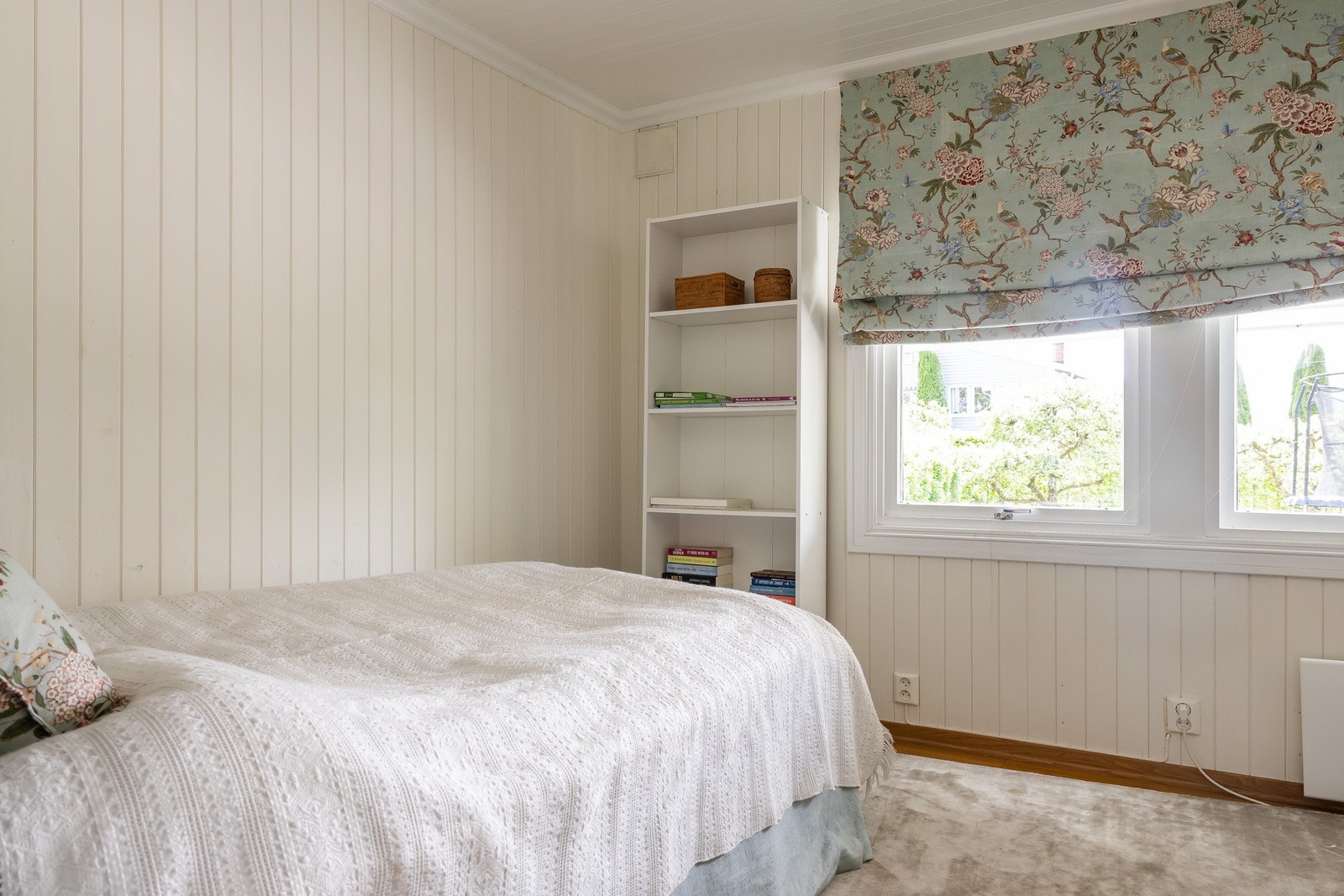 Soverom 3 i underetasjen med store vinduer. Galleribilde