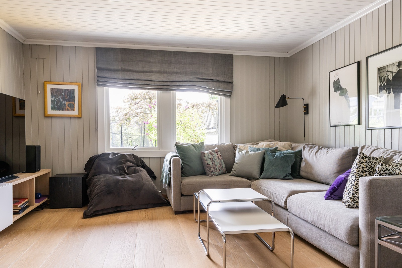 God plass til sofagruppe med tilhørende møblement. Galleribilde