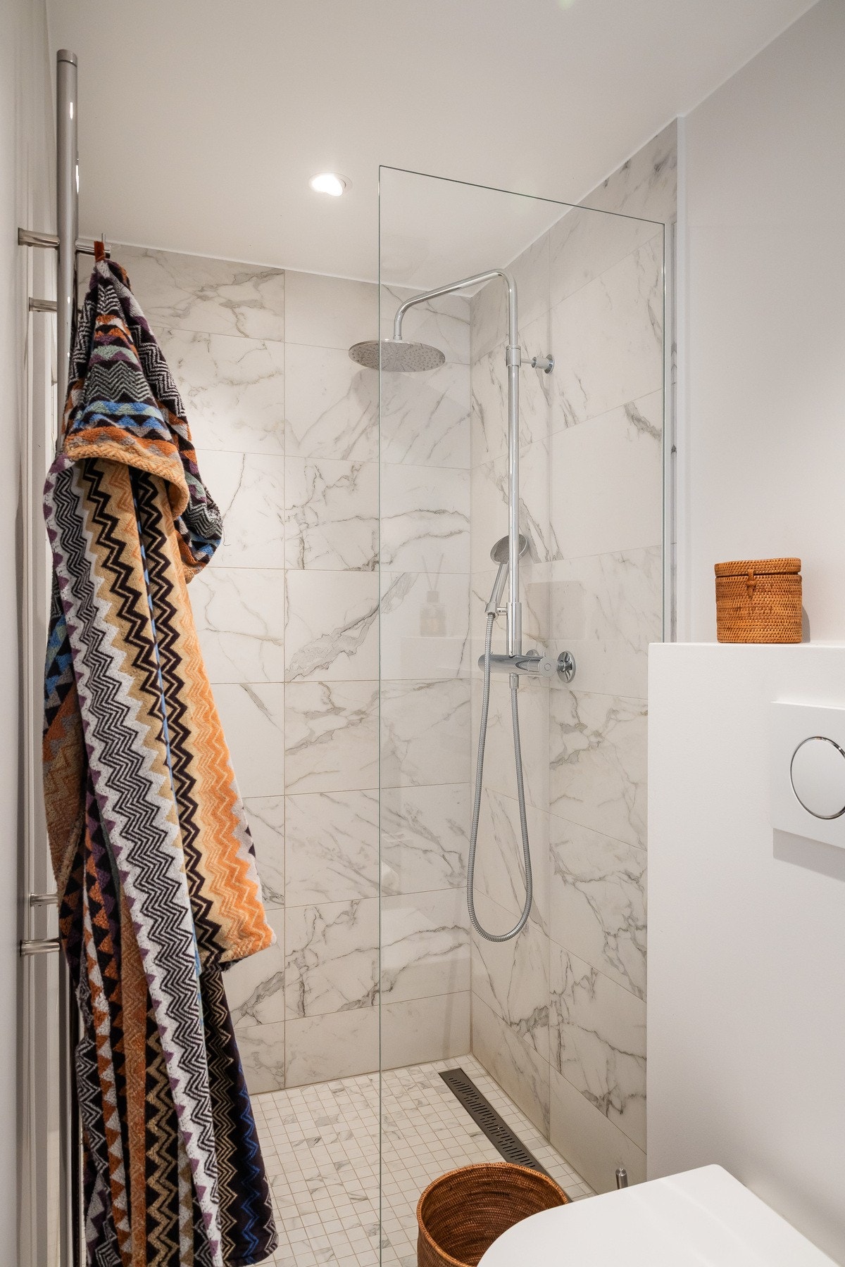 Eksklusiv dusjsone og vegghengt toalett. Galleribilde