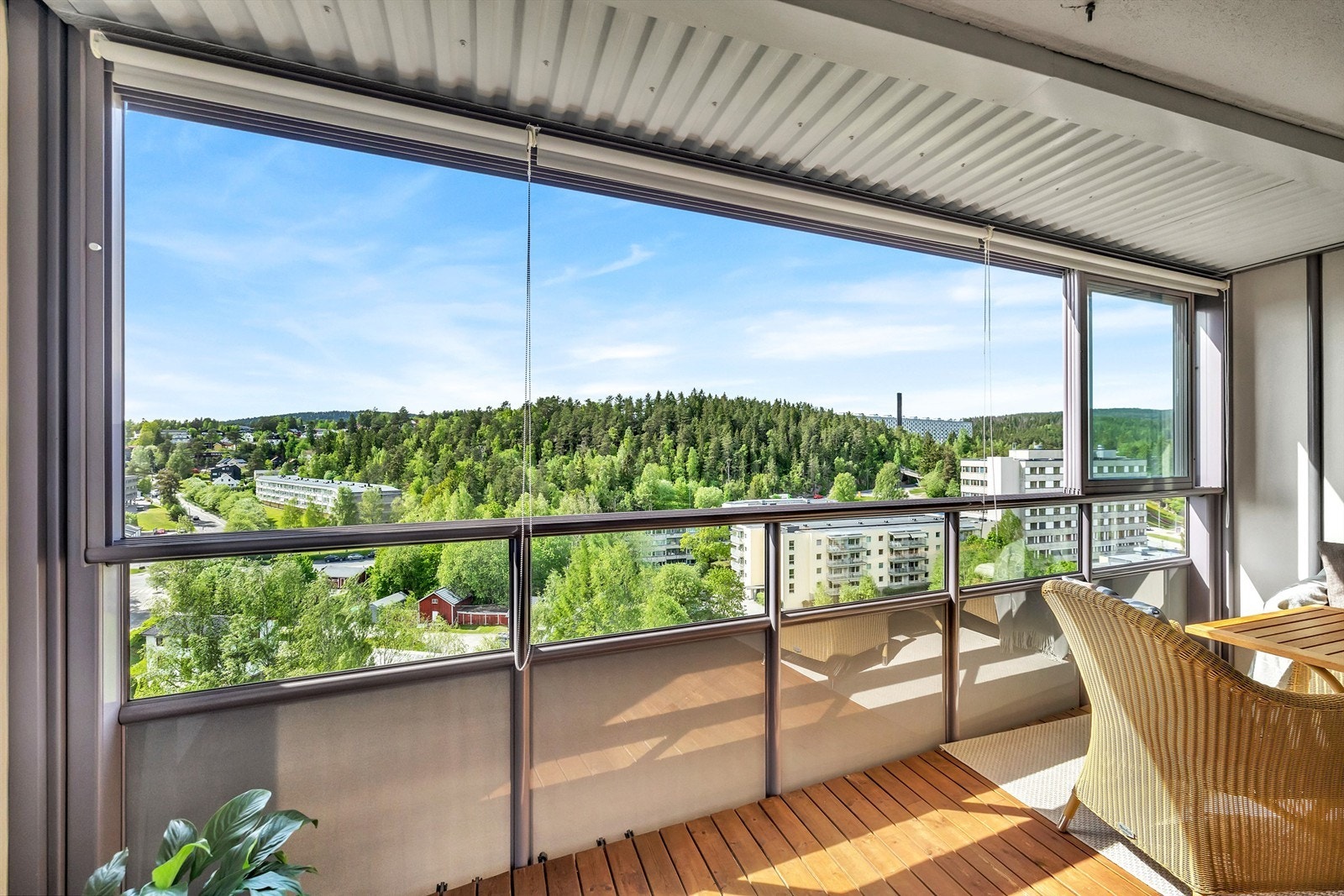 Innglasset balkong med mulighet for å trekke til side glassrutene. Her kan man nyte en fantastisk utsikt og gode solforhold. Galleribilde
