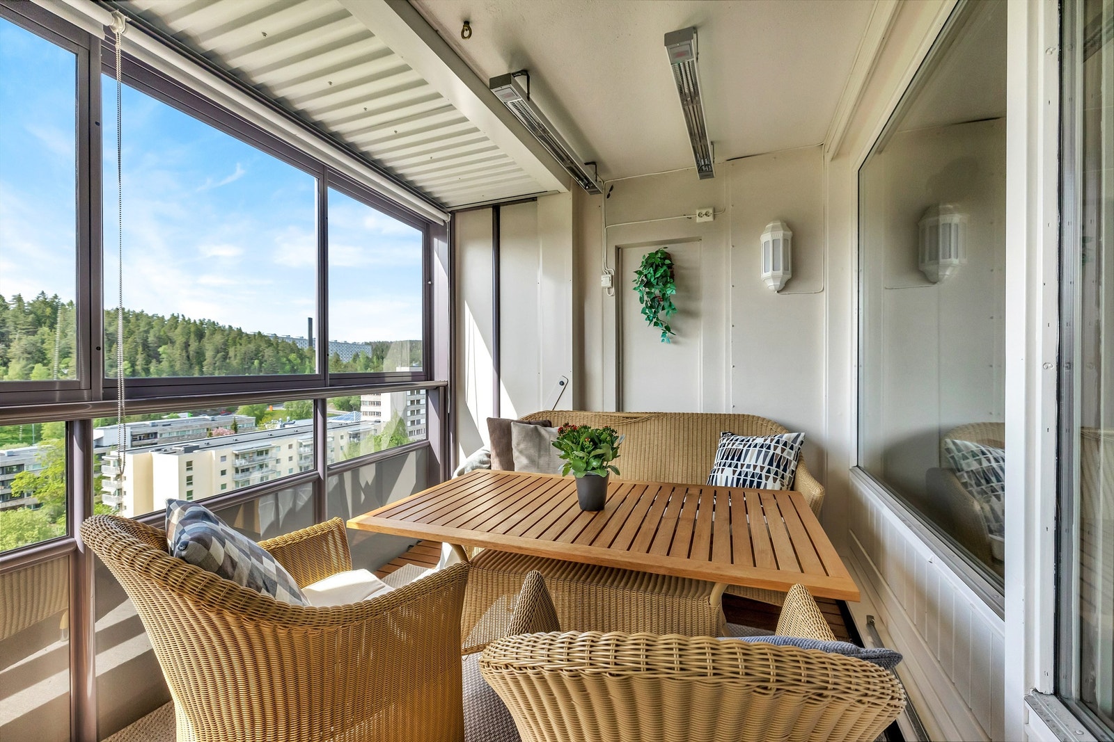 Det er terrassevarmere montert i tak på balkongen Galleribilde