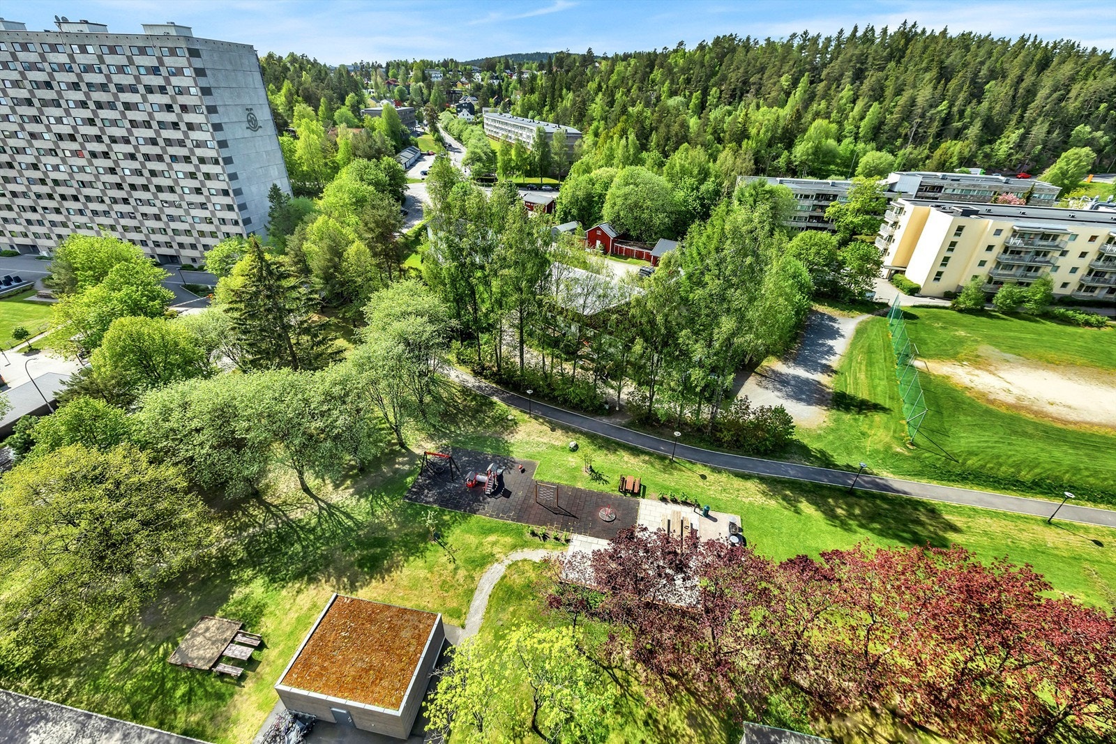 Fellesarealene er opparbeidet med koselig lekeplass og sittegrupper Galleribilde