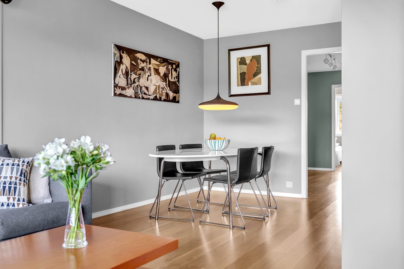 Det er plass til både sofagruppe og spisebord i stuen Galleribilde