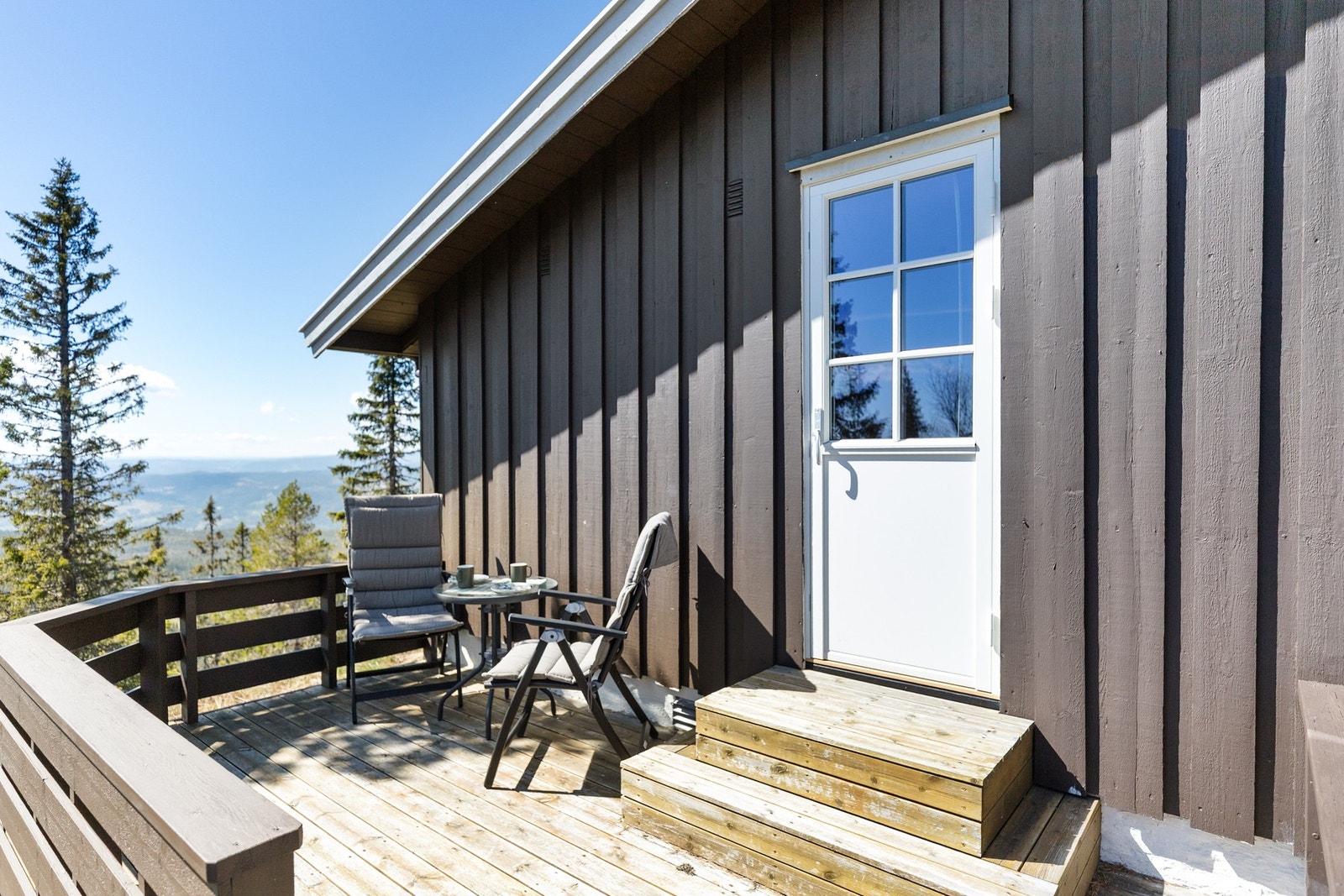 På sørsiden av hytta er det en mindre uteplass hvor det er fint å nyte frokost eller en kopp kaffe fra morgenen Galleribilde