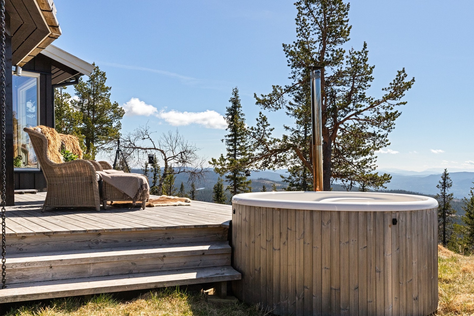 Terrassen har plass til sittegruppe og badestampen ligger helt inntil enden på terrasse, her kan man gå tørrskodd ut til badestampen Galleribilde