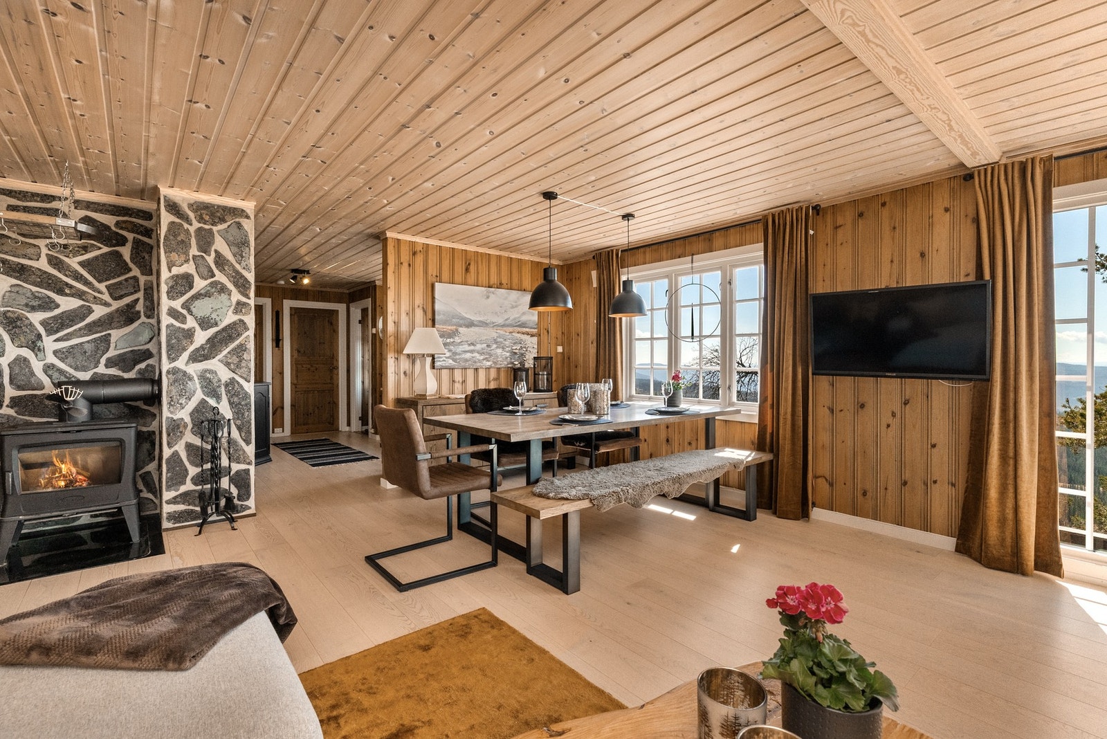 Peisovn plassert i stuen gir en lun varme og hyggelig atmosfære Galleribilde