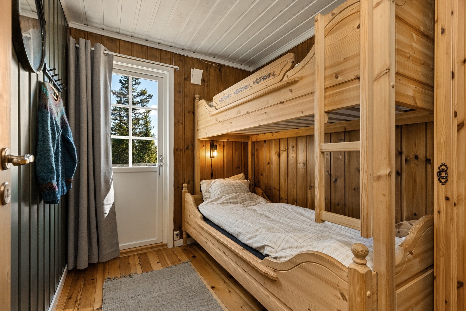 Dette rommet med enkeltkøyeseng - adkomst ut til sørsiden av hytta Galleribilde