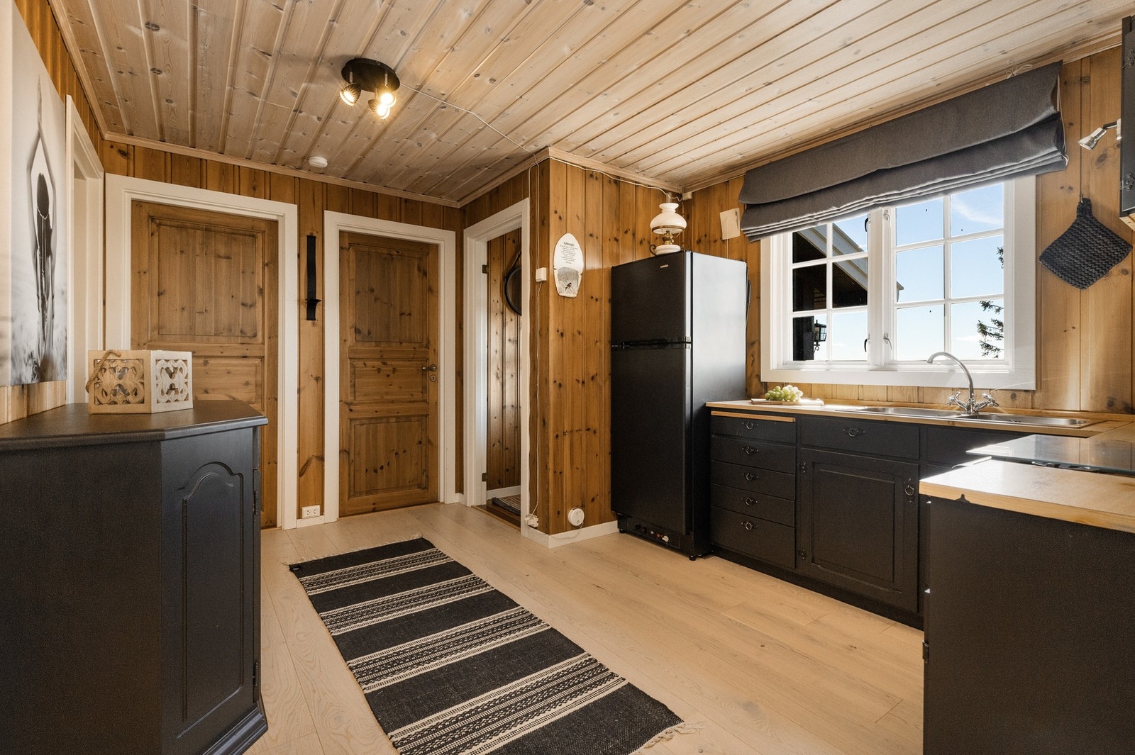 Sorte hvitevarer som går på gass, kjøleskap m/fryserom og komfyr som frittstående Galleribilde