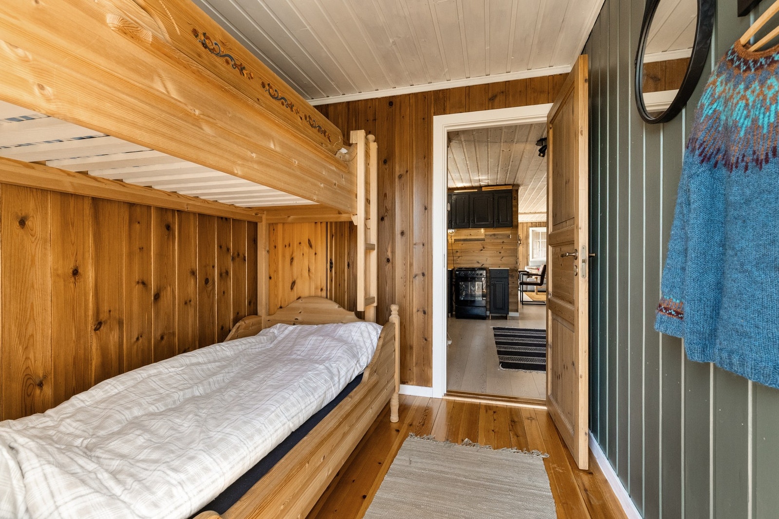 Enkelt garderobeskap plassert inne på dette rommet Galleribilde