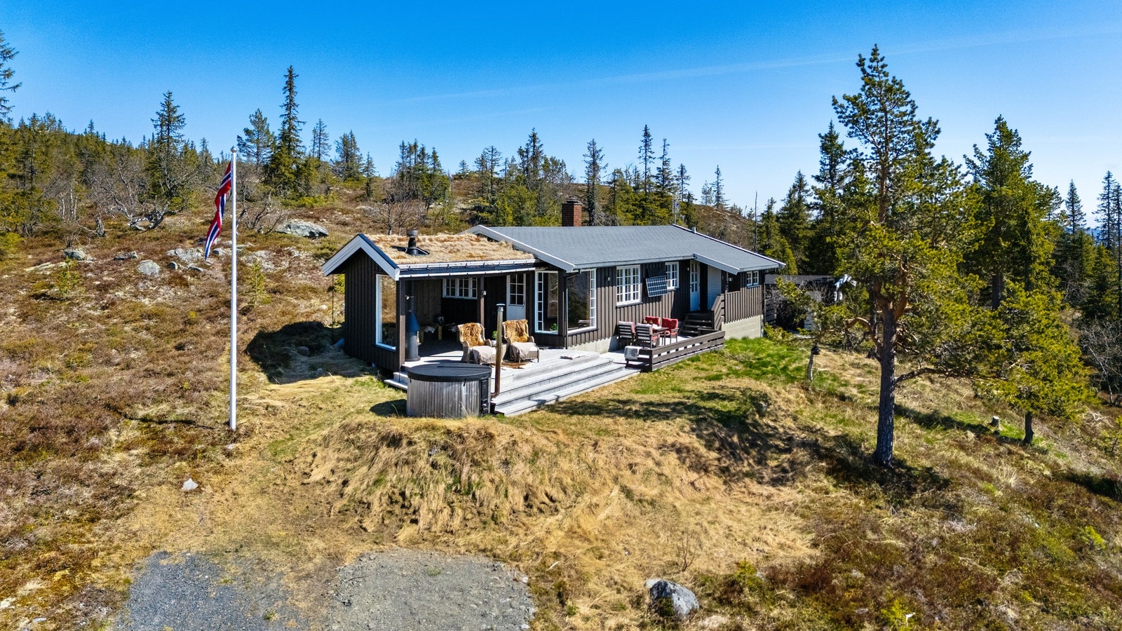 Eiendommen ligger som øverst i feltet her og får en usjenert og fin beliggenhet Galleribilde