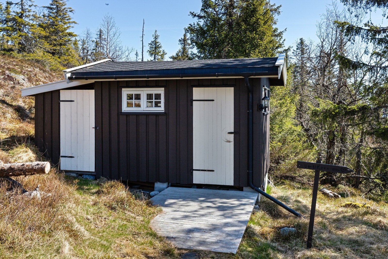 Uthuset har ett rom for oppbevaring og ett rom med utedo Galleribilde