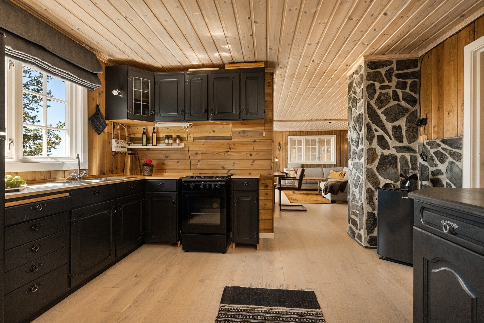 Innredning med profilerte fronter i hyttestil, malt i en sort fargetone Galleribilde