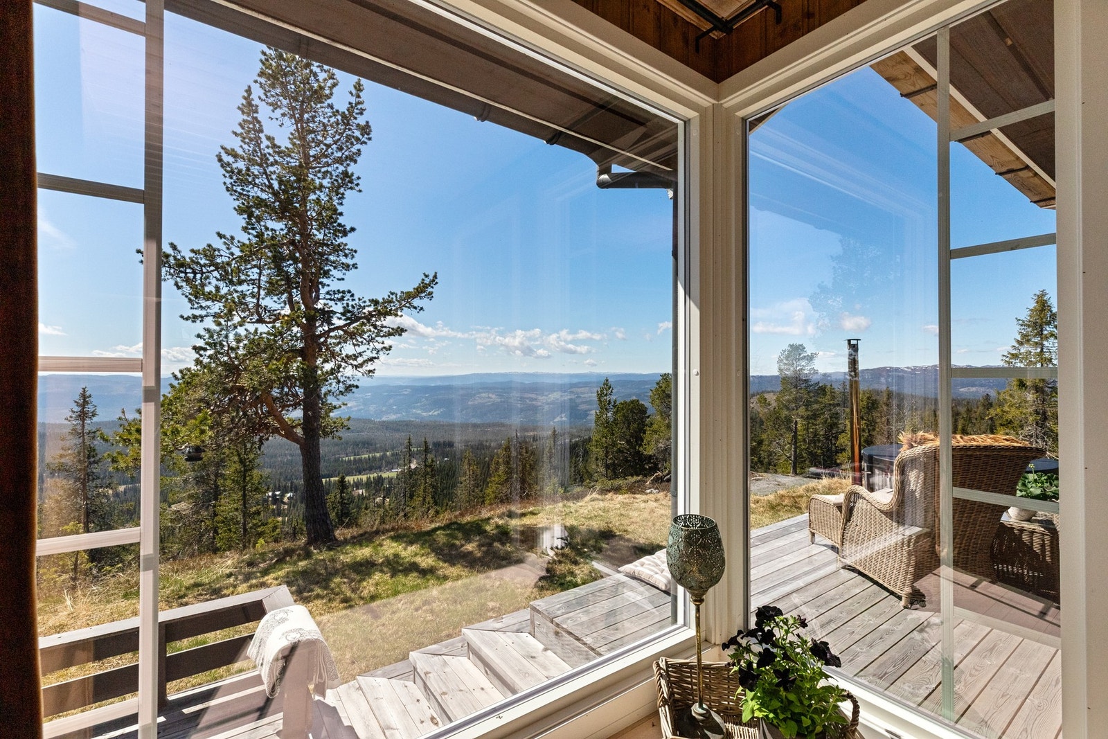 Fra vinduene i stuen kan man se dette utsynet - vakkert Galleribilde