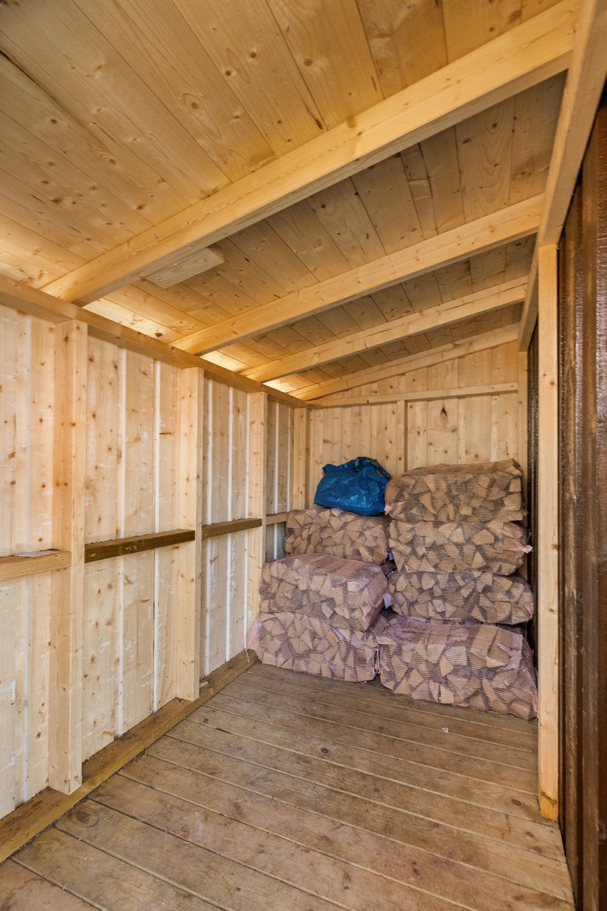 God plass til lagring av ved Galleribilde