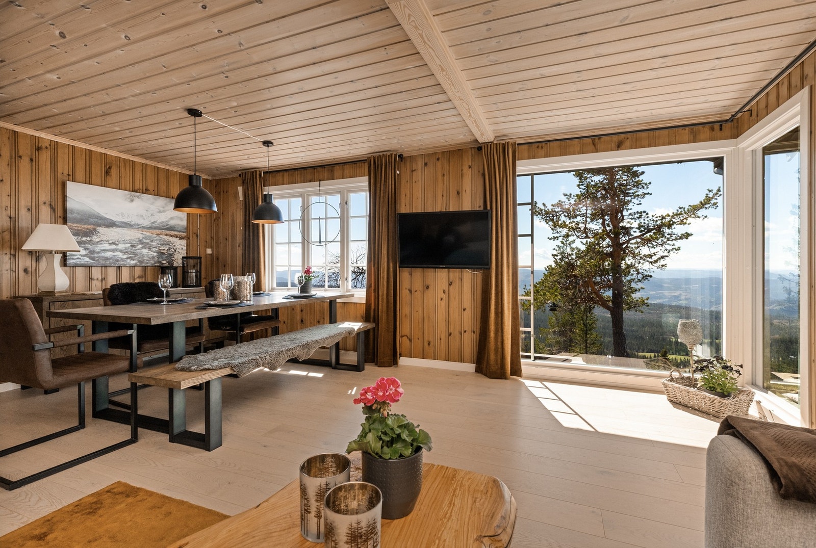 Stuen har plass til spisebord og sofagruppe Galleribilde