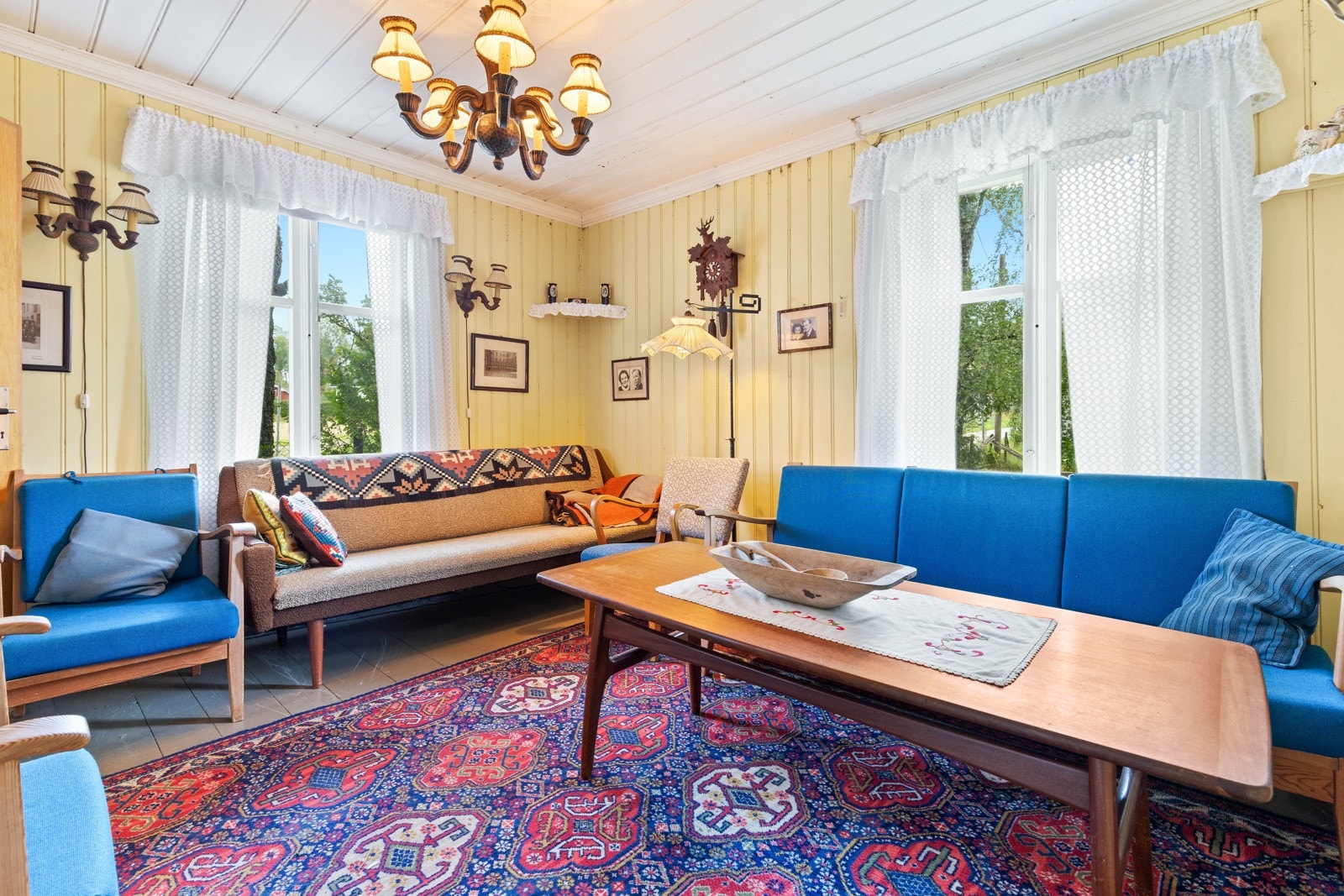 Stuen fremstår som meget tiltalende med store vindusflater i flere himmelretninger som gir et nydelig utsyn over eiendommen. Galleribilde