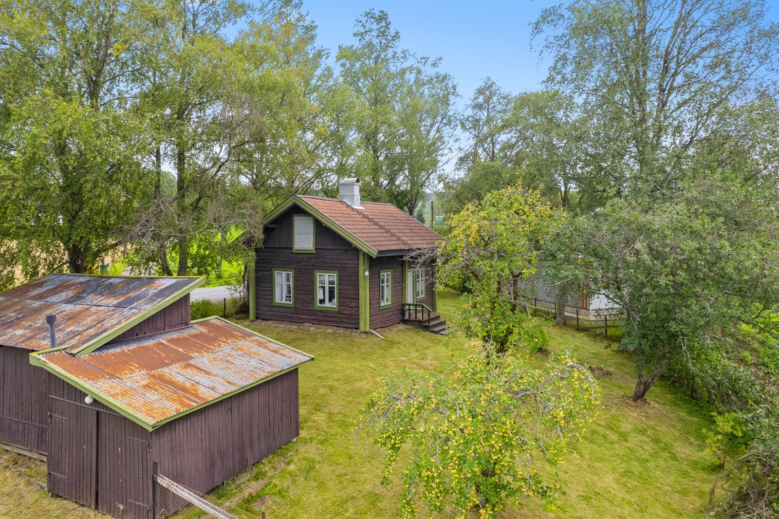 Det er en liten eldre garasje/lagringsbod i forbindelse med uthuset. Denne er ikke hensyntatt dagens størrelse på biler. Det er gode parkeringsmuligheter på eiendommen. Galleribilde