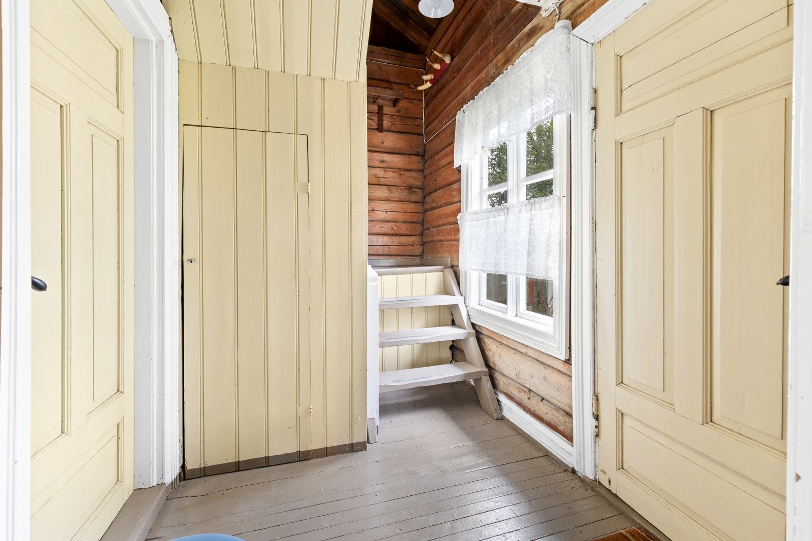 Det er bygget inn et skap under trapp for oppbevaring av ytterklær og sko. Galleribilde