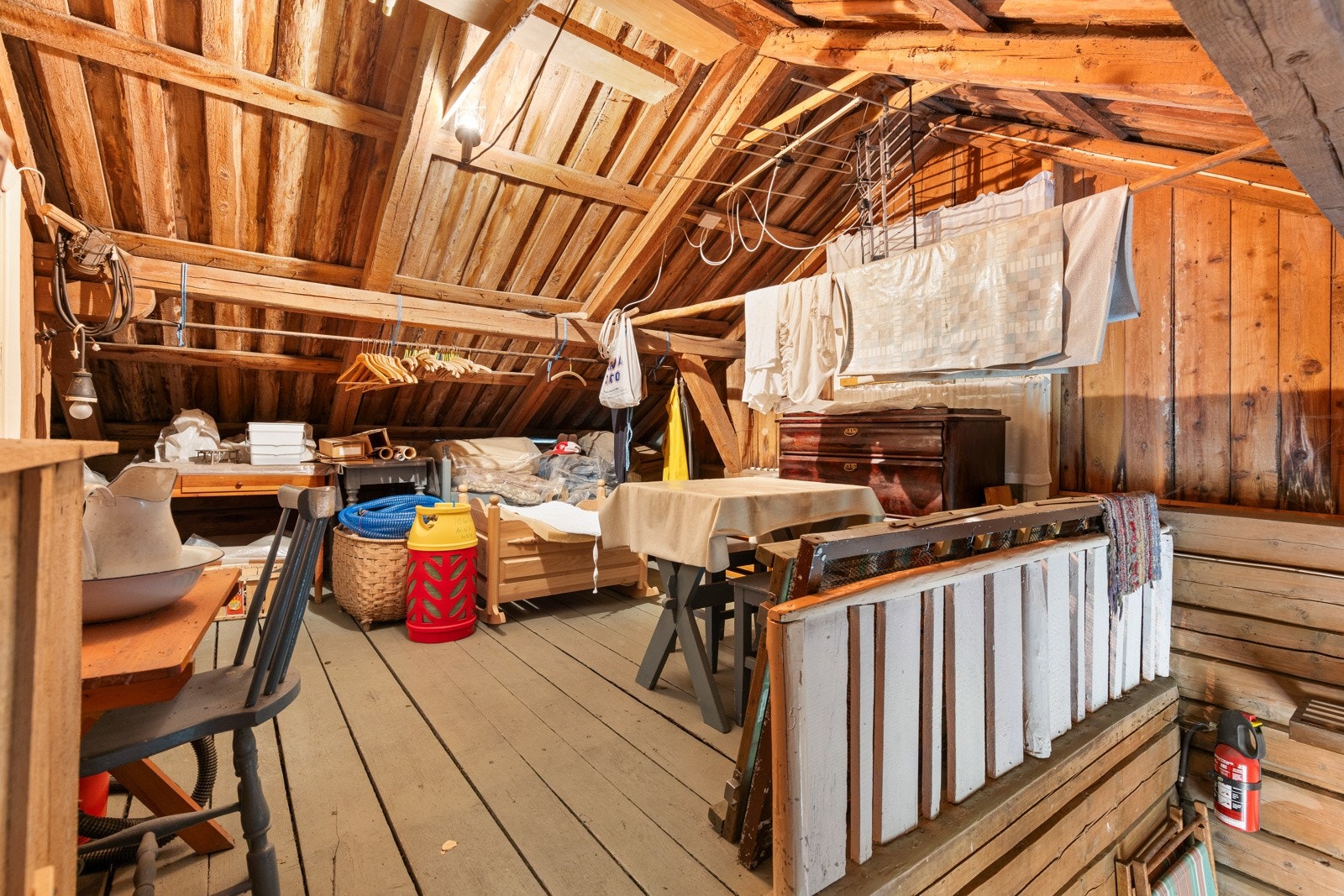 Det er gode lagringsmuligheter i loftsrom m/vindu opp trappen, samt i uthuset på eiendommen. Galleribilde