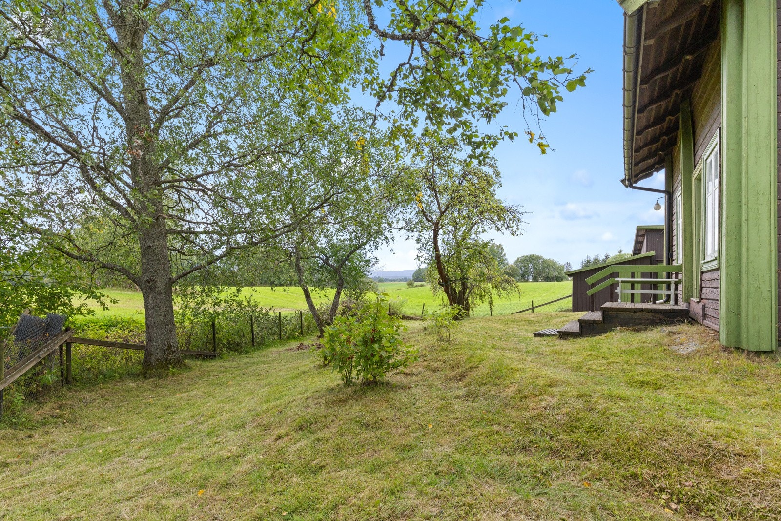 Eiet tomt på 686,6 kvm. Tomten fremstår som en idyllisk og naturskjønn perle med pent opparbeidede grøntarealer og div. trær og prydbusker. Galleribilde