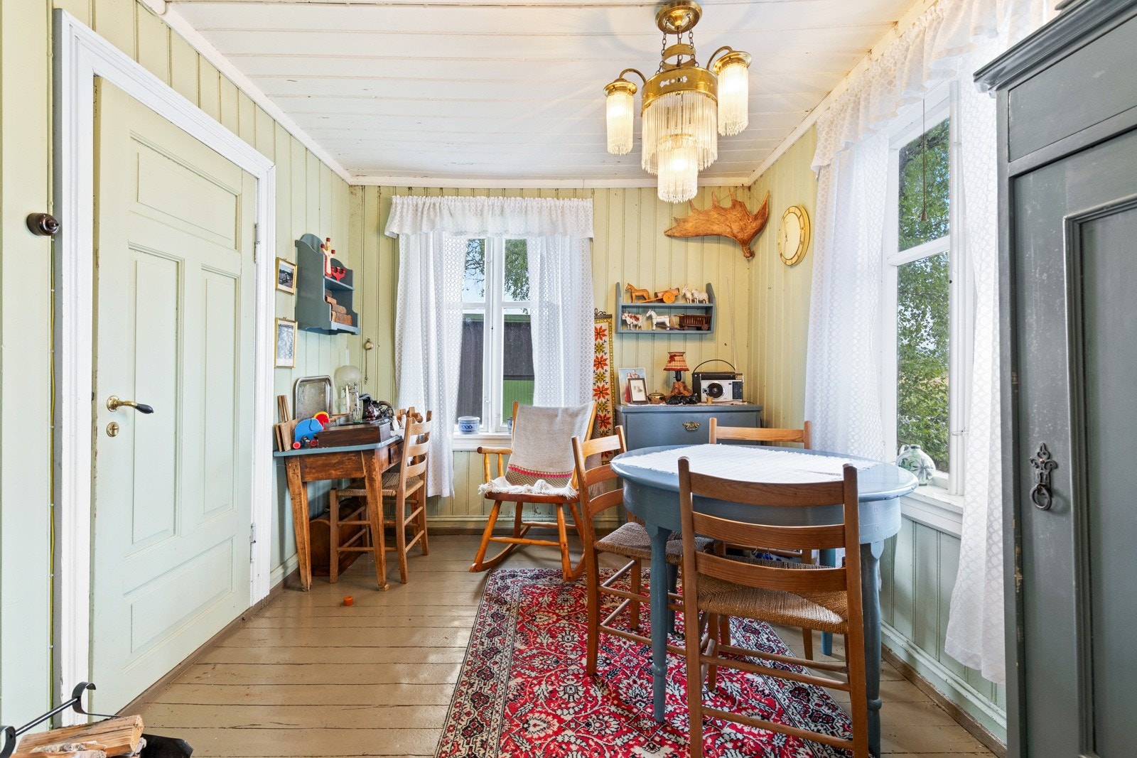 Fra kjøkkenet føres man direkte inn i det koselige kammerset (soverom) - som per i dag benyttes som en spisestue. Galleribilde