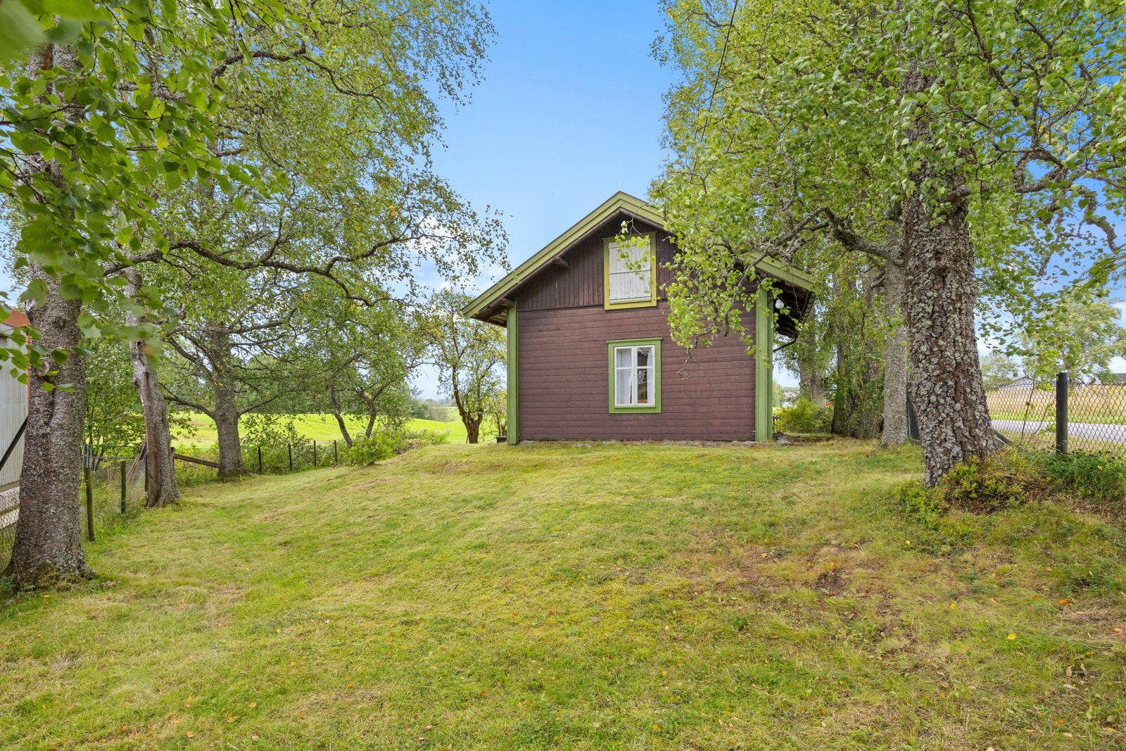 Solrikt og pent opparbeidet tun. Galleribilde