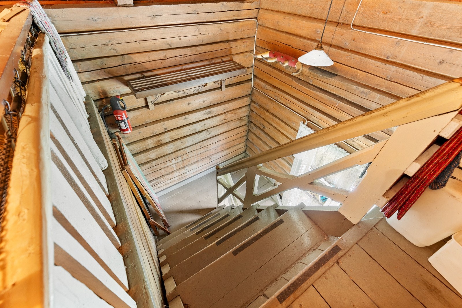 En heltretrapp fører opp til fritidsboligens 2. etasje. Galleribilde