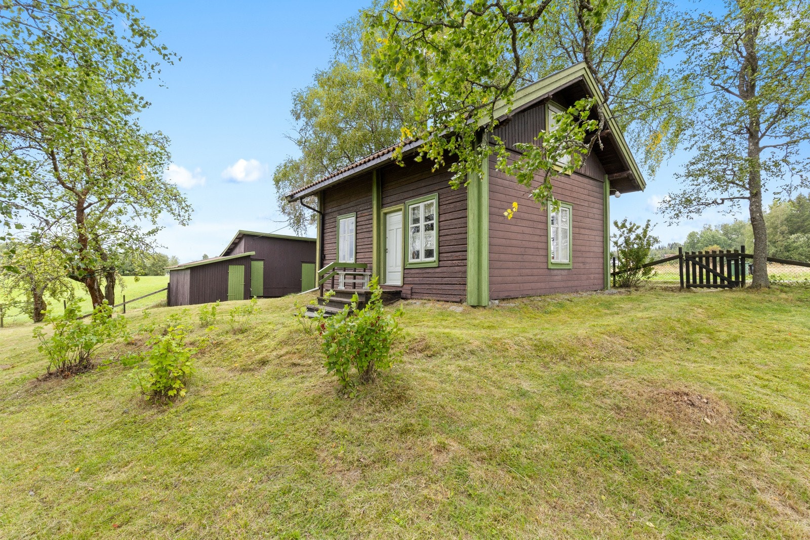 Eiendommen "Solhaug" fremstår som en historisk gammel husmannsplass fra ca. 1890 med en sjarmerende laftet "kårbolig", frittstående uthus og et flott opparbeidet tun som omkranser bygningene. Galleribilde