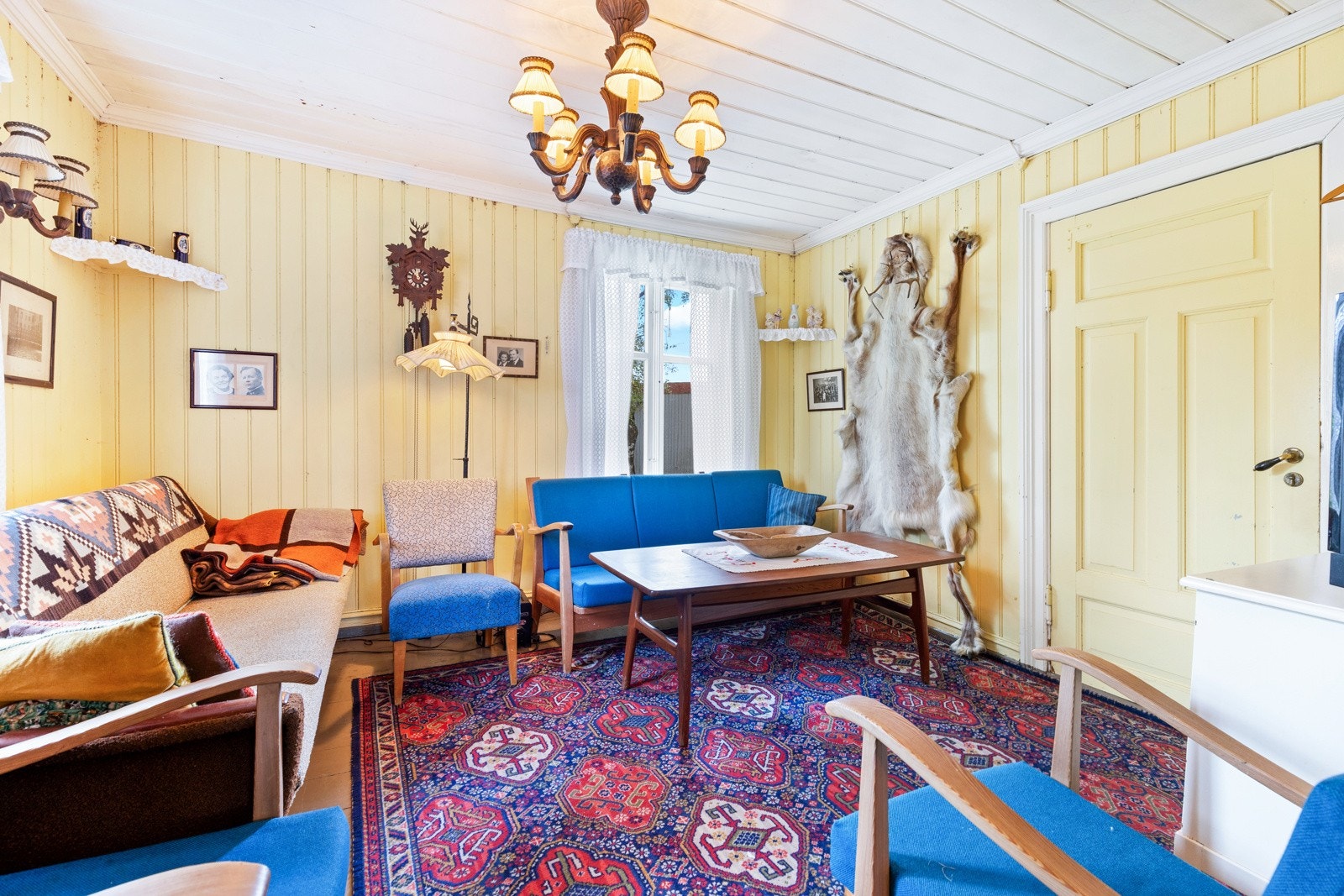 Rommet har malt panel på veggflater og i himling, samt originale heltre gulvbord. Dette er et rom som innbyr til hyggelige spillkvelder med familie og gode venner. Galleribilde