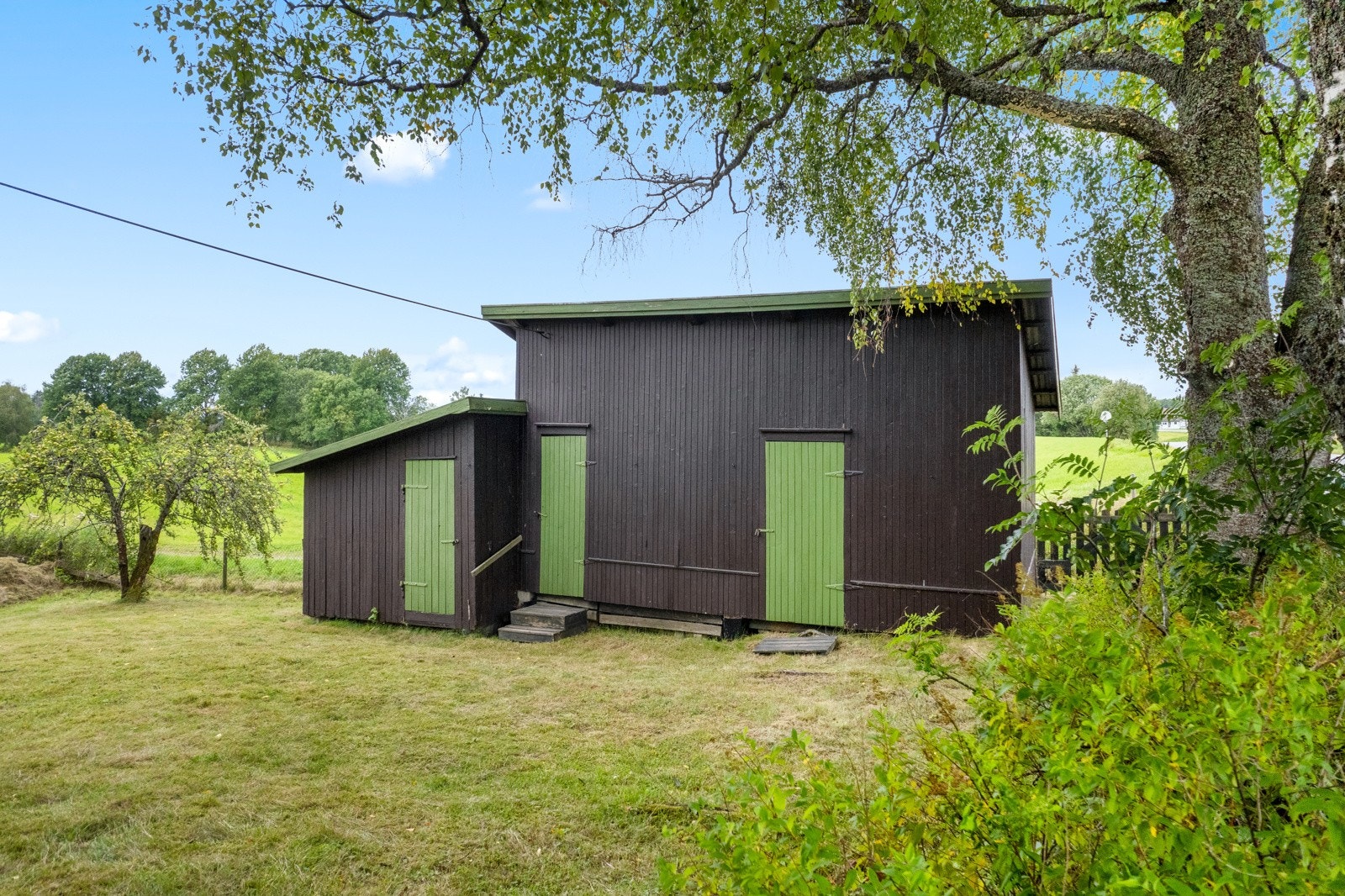 I et innredet rom i uthuset er det plassert et Cinderella forbrenningstoalett, nytt i 2007. For øvrig godt med lagringsmuligheter i uthuset. Galleribilde