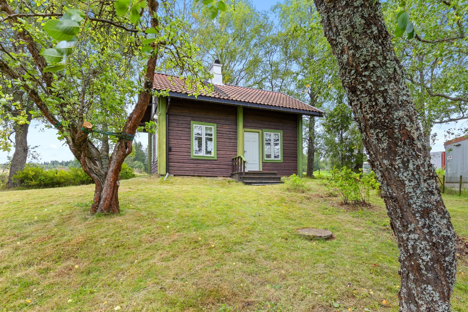 Vi har gleden av å presentere en attraktiv og solfylt fritidseiendom beliggende i idylliske og naturskjønne omgivelser i Eidsvoll. Galleribilde