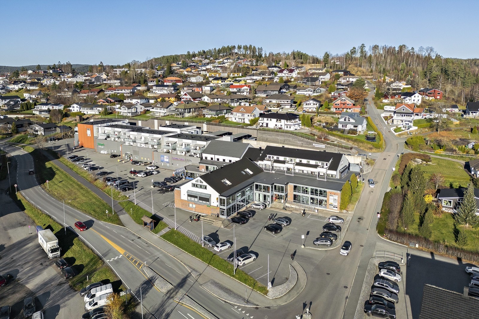 Vågsenteret med flere butikker, dagligvarehandel, apotek, vinmonopol og koselig kafé under samme tak Galleribilde