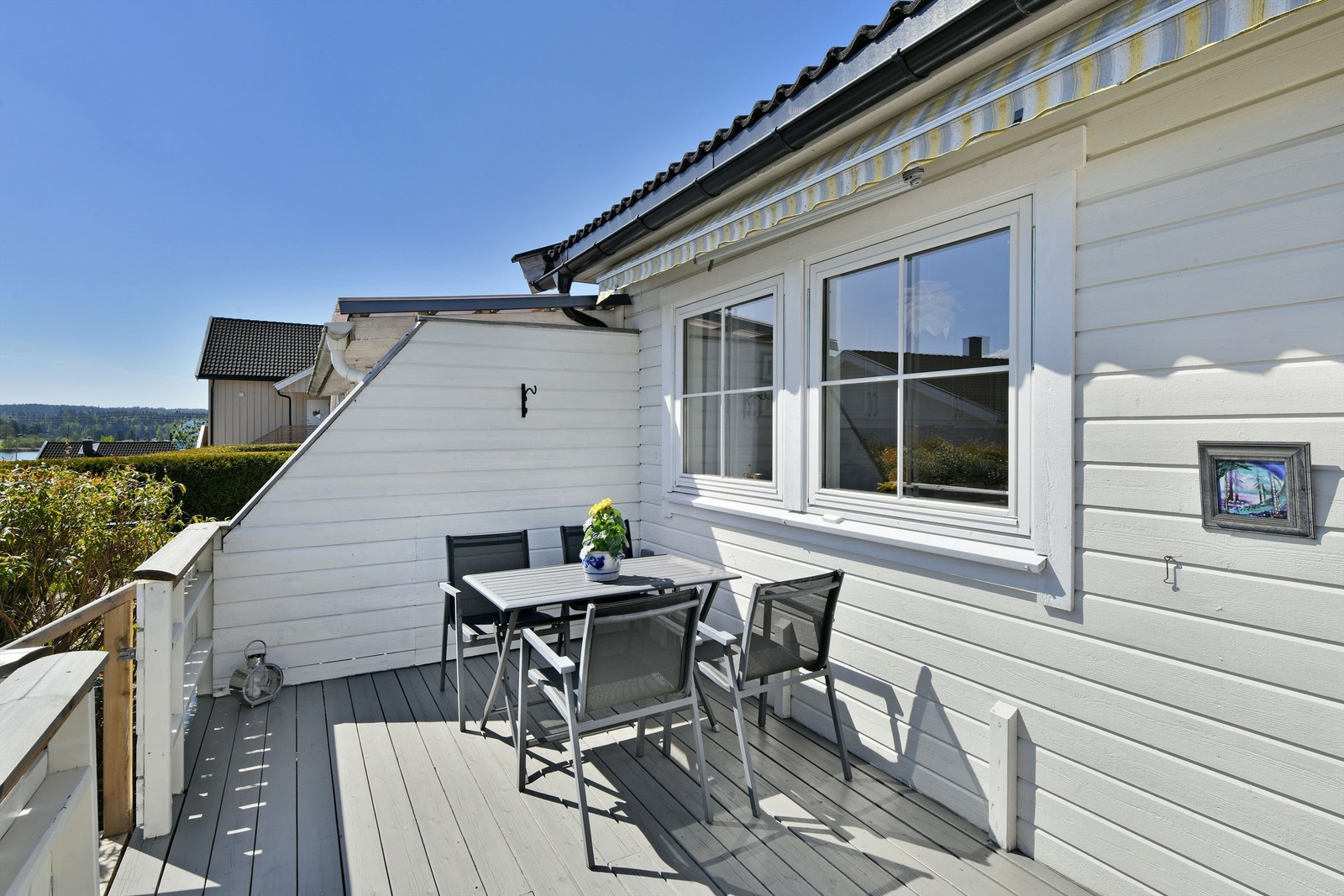 Solrik terrasse med muligheter for diverse utemøblering, grill, m.m. - praktisk markise for sol og regn Galleribilde