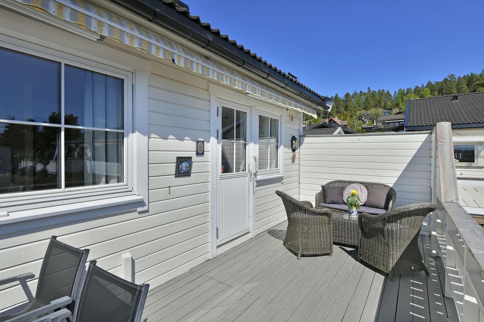 Koselig terrasse med adkomst fra stuen - her er det flere muligheter for utemøblering - videre adkomst til en liten hageflekk Galleribilde