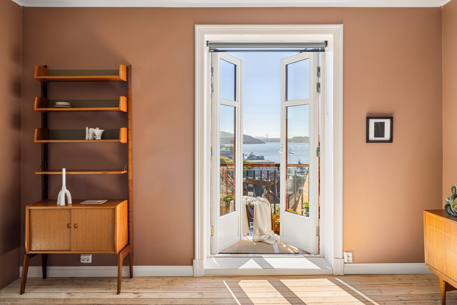 Fra sofastuen er det direkte utgang til den koselige balkongen. Galleribilde