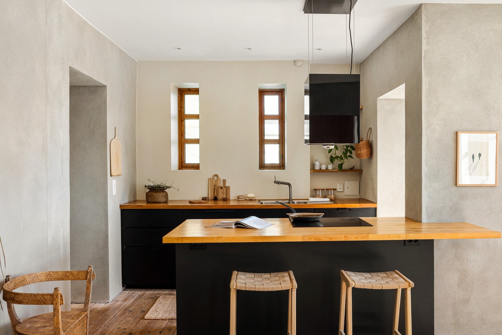 Her får du også integrerte hvitevarer som stekeovn, platetopp, oppvaskmaskin og kjøleskap. Galleribilde