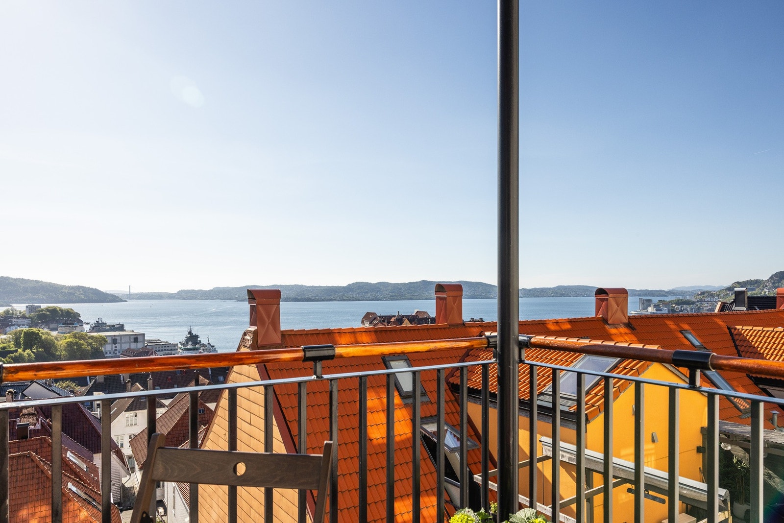 Unik leilighet med 270 utsikt, sol hele dagen og balkong i koselig gate nær by og fjell. Galleribilde