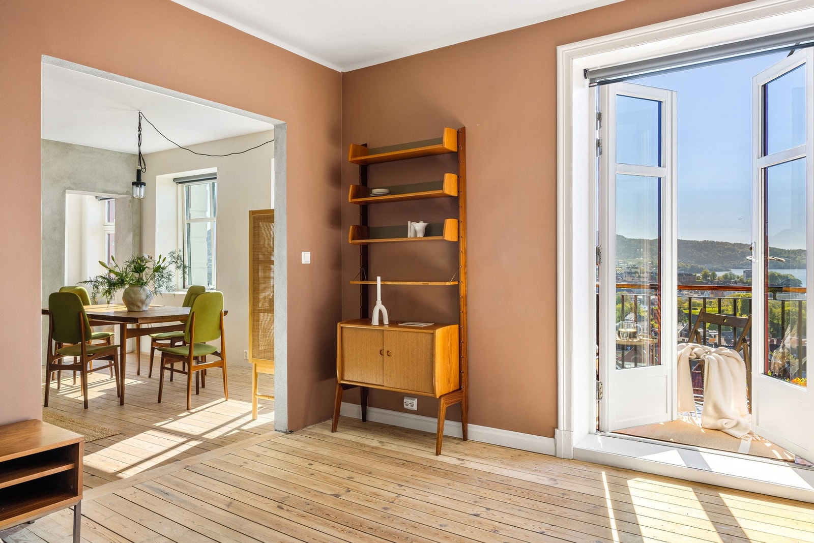 Stuene preges av store vindusflater som slipper inn rikelig med naturlig lys. Galleribilde