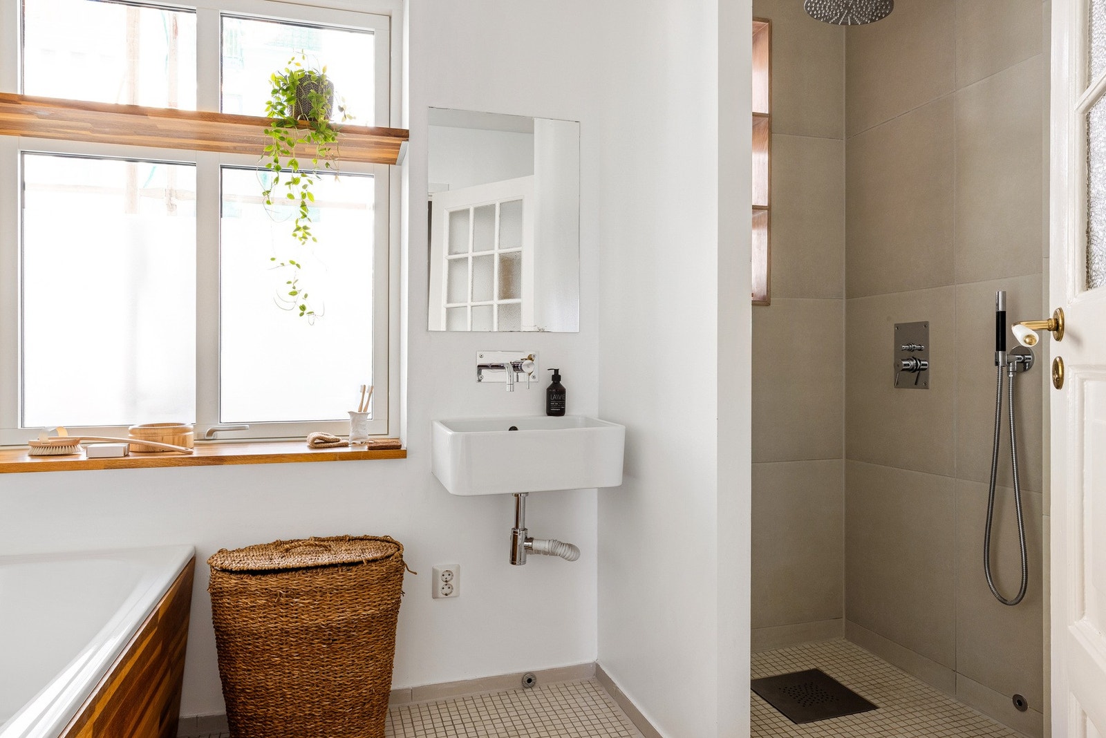 Badet måler hele 7 kvm og fremstår moderne og gjennomført. Galleribilde