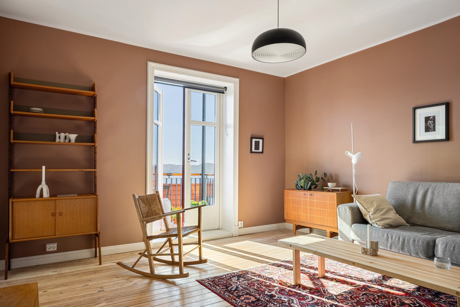 Leiligheten byr på to stuer og en koselig lesekrok, som til sammen gir en romslig og fleksibel stueløsning. Galleribilde