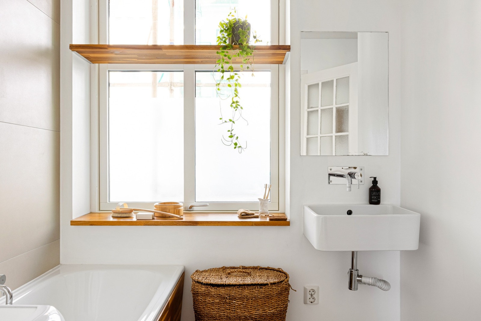 Det er innredet med dusjnisje, badekar, vegghengt toalett og servant, samt opplegg for vaskemaskin. Galleribilde