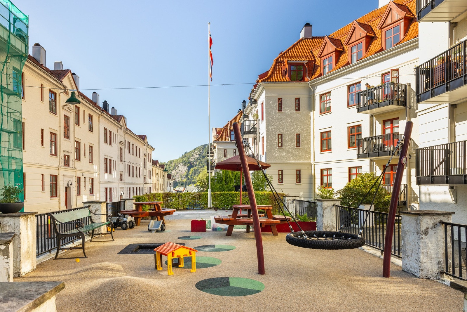 Beliggenheten i en stille og sjarmerende gate kombinerer kort vei til både Bergen sentrum og naturopplevelser i fjellet. Galleribilde