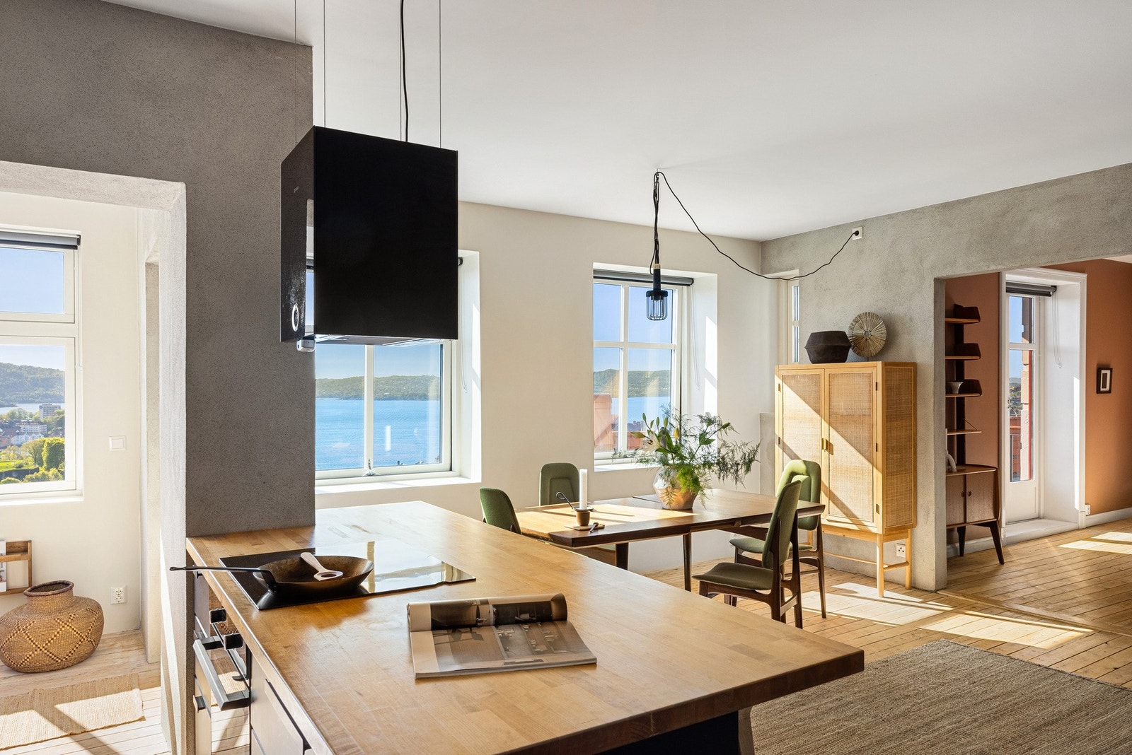 Kjøkkenet har utstrakt utsyn mot stue og utsikt, som gjør matlagingen til en del av den sosiale opplevelsen. Galleribilde