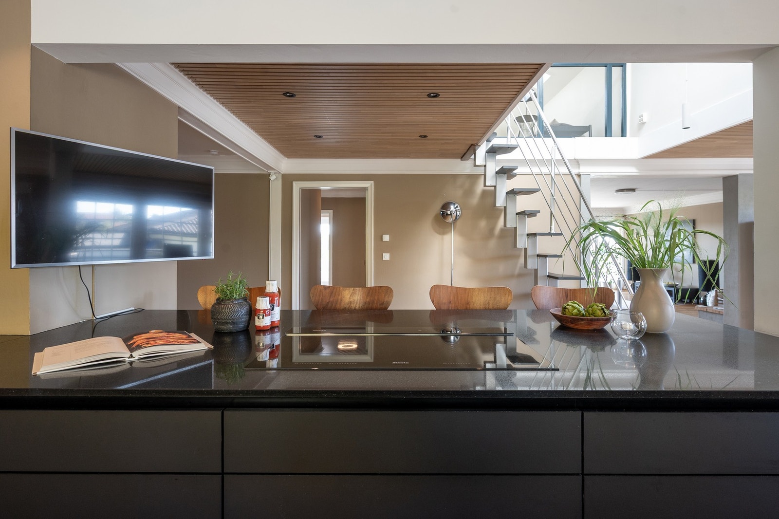 TV med oppheng på kjøkken medfølger Galleribilde