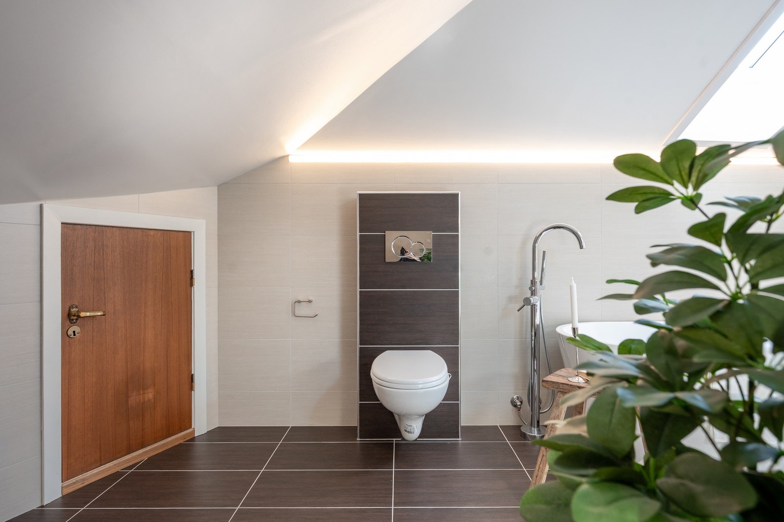 Det er mye god lagringsplass på loftet inn døren til venstre. Galleribilde